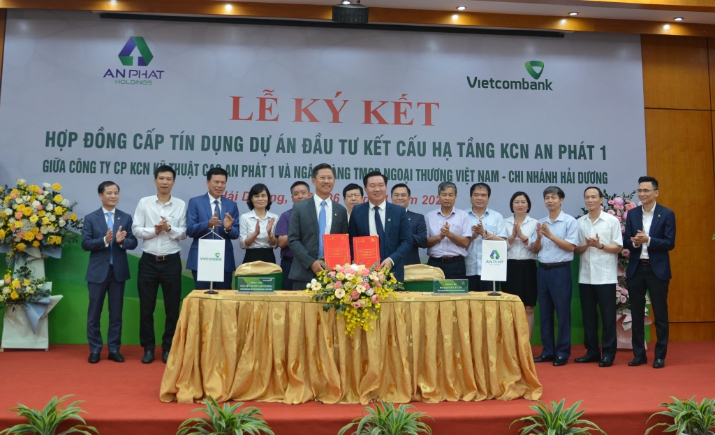 Ông Nguyễn Xuân Cao Cường - Giám đốc Vietcombank Hải Dương (hàng đầu, bên trái) và ông Phạm Văn Tuấn – CT HĐQT kiêm TGĐ CTCP KCN Kỹ thuật cao An Phát 1 ký kết hợp đồng tín dụng trước sự chứng kiến của lãnh đạo tỉnh Hải Dương, lãnh đạo Vietcombank và lãnh đạo tập đoàn An Phát