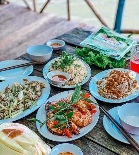 Hải sản tươi ngon tại Hàm Ninh là món ăn “must try” của mọi du khách
