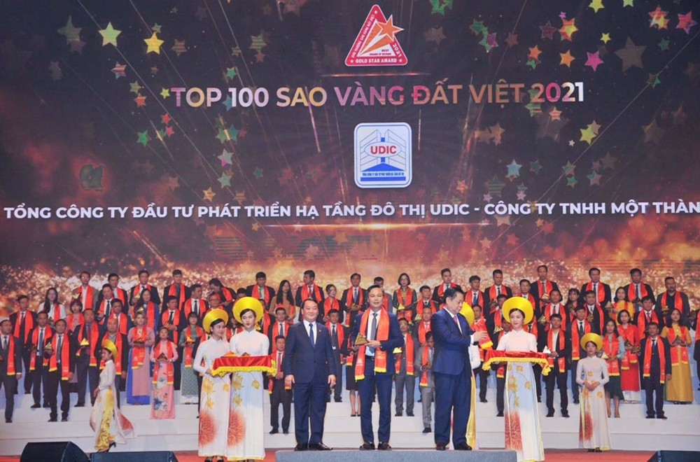 Ông Nguyễn Văn Luyến - Tổng Giám đốc Tổng Công ty Đầu tư Phát triển Hạ tầng Đô thị UDIC - Công ty TNHH Một thành viên vinh dự thay mặt Tổng Công ty nhận Giải thưởng Sao Vàng đất Việt năm 2021.