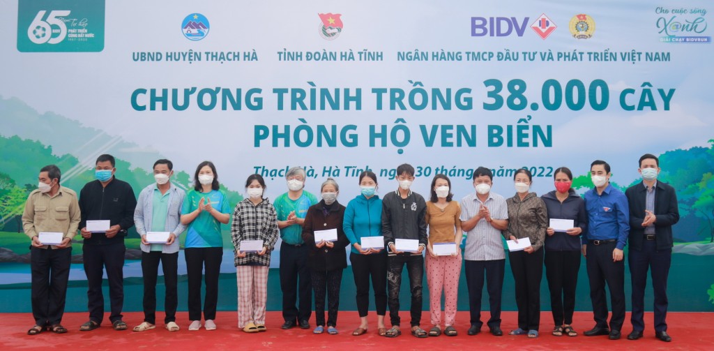 Đại diện BIDV trao tặng quà An sinh