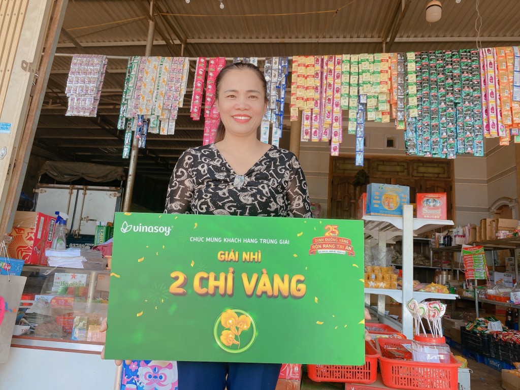Hình ảnh các khách hàng đã trúng vàng trong chương trình “25 năm Dinh Dưỡng Vàng – Rộn ràng tri ân” do Công ty Sữa Đậu Nành Việt Nam Vinasoy tổ chức.