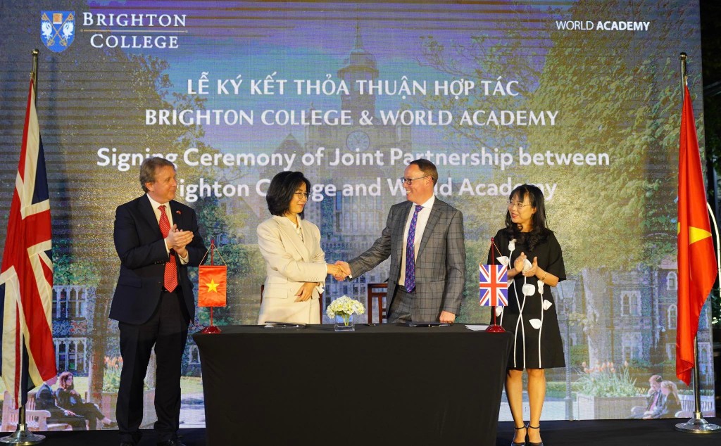 Bà Phan Hà Thủy - đại diện Tập đoàn Vingroup ký kết với ông Richard Cairns - Hiệu trưởng Brighton College dưới sự chứng kiến của ngài Marcus Winsley - Phó Đại sứ Liện hiệp Vương Quốc Anh và Bắc Ai-len tại Việt Nam và bà Lê Mai Lan - Phó Chủ tịch HĐQT Tập đoàn Vingroup.