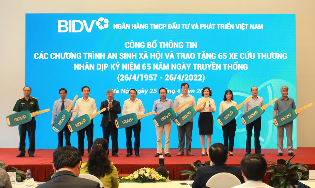 02 Ủy viên HĐQT BIDV Nguyễn Thị Thu Hương và Ủy viên HĐQT, Chủ tịch Công đoàn BIDV Trần Xuân Hoàng trao biểu trưng xe cứu thương cho đại diện các địa phương