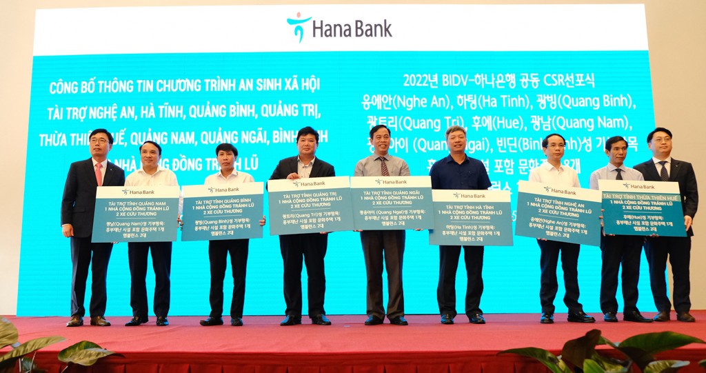 04 Đại diện Hana Bank trao biển nhà cộng đồng chống lũ và xe cứu thương