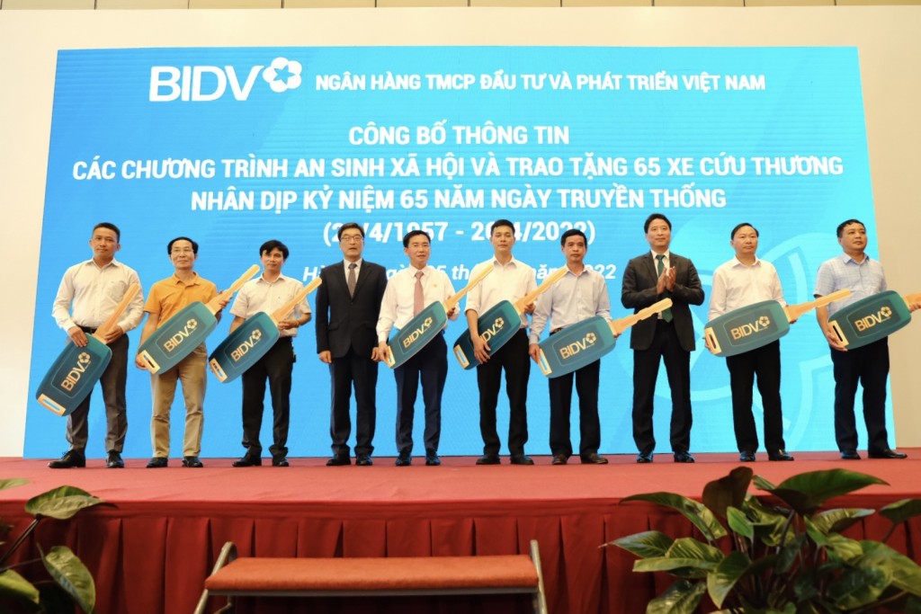 03 Ủy viên HĐQT BIDV Yoo Je Bong và Phó Tổng Giám đốc Trần Phương trao biểu trưng xe cứu thương cho đại diện các địa phương