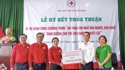 Nutifood đồng hành Hội Chữ thập đỏ Việt Nam hỗ trợ trẻ em và ngư dân nghèo