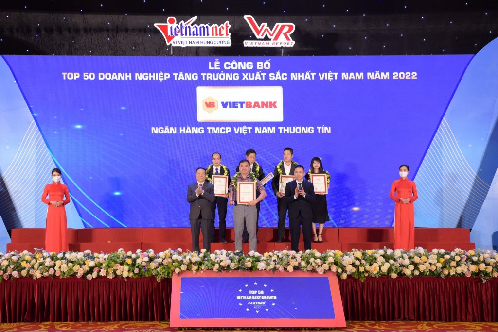 ại diện Vietbank nhận danh hiệu Top 50 Doanh nghiệp tăng trưởng xuất sắc nhất Việt Nam 2022