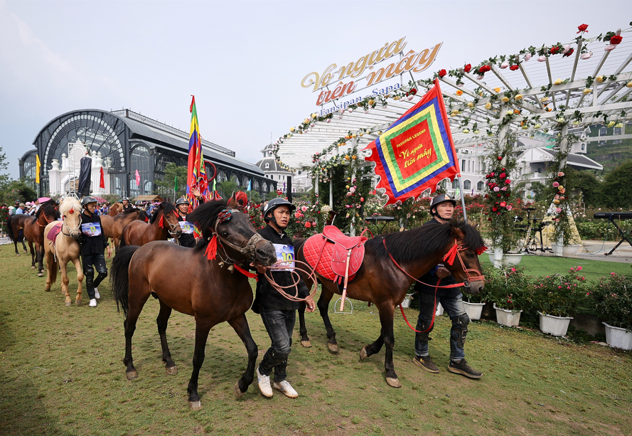 Diễu hành trước vòng sơ loại tại Giải Vó ngựa trên mây 2022 (2)