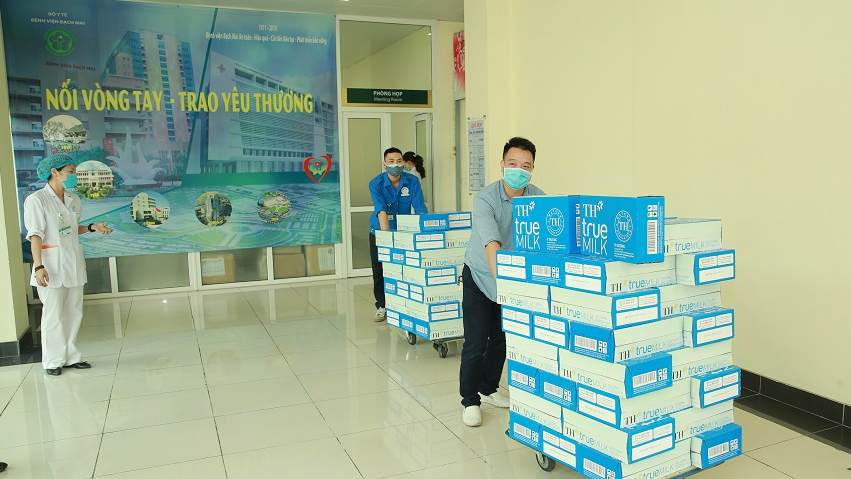 Năm 2020, đồng hành chống dịch cùng lực lượng tuyến đầu, Tập đoàn TH đã tặng sữa đến đội ngũ y bác sỹ ở Bệnh viện Bạch Mai (Hà Nội)