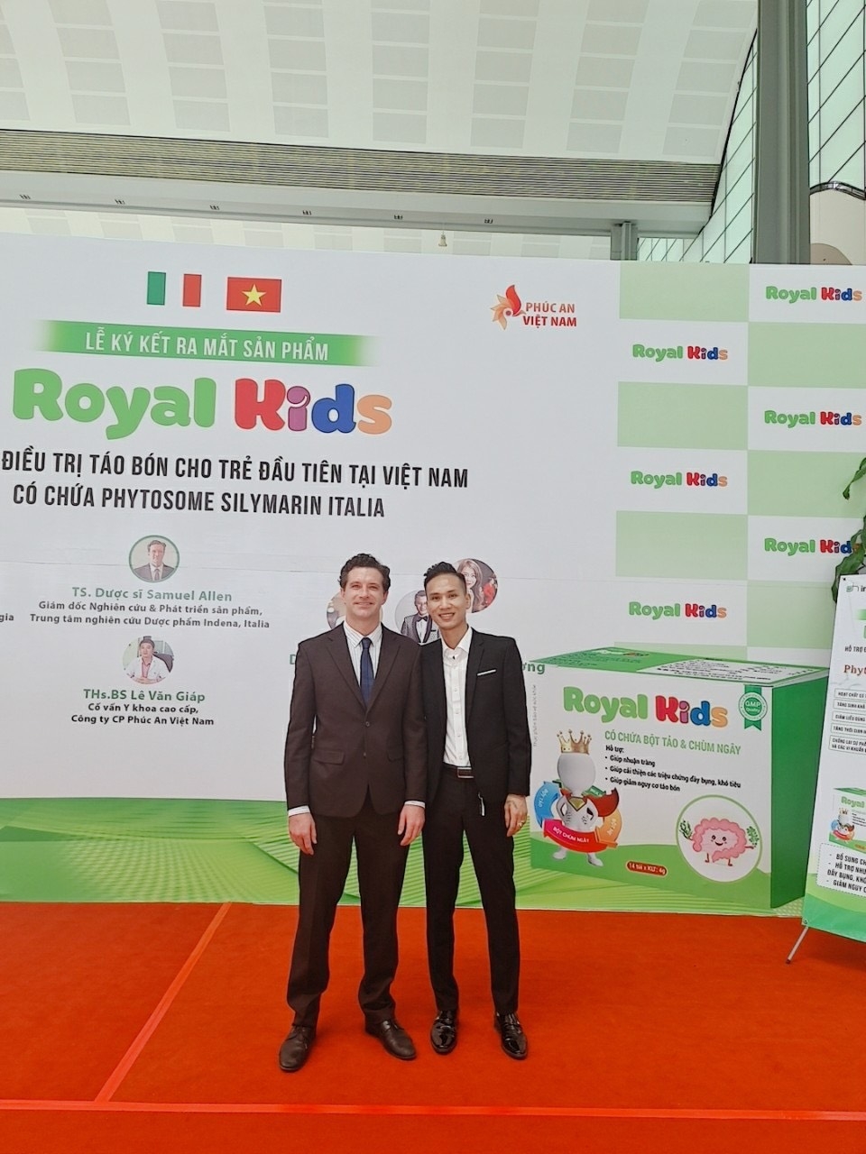 CEO Đàm Ngọc Hiếu (phải) trong buổi Lễ ký kết ra mắt dược phẩm dành cho trẻ em 