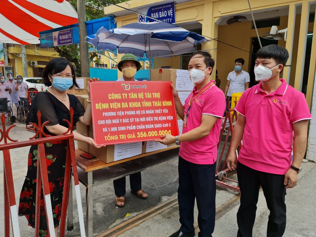 Lãnh đạo Công ty Tân Đệ trao phương tiện và thiết bị phục vụ phòng, chống dịch Covid-19 cho đại diện Bệnh viện Đa khoa tỉnh.