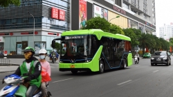 Bất ngờ bắt gặp xe buýt điện VinBus chạy trong thành phố Hà Nội