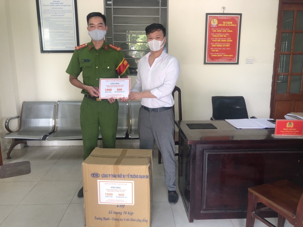 Đại diện công ty TNH99 trao quà cho Công an Phường Xuân Tảo, Quận Bắc Từ Liêm, Hà Nội