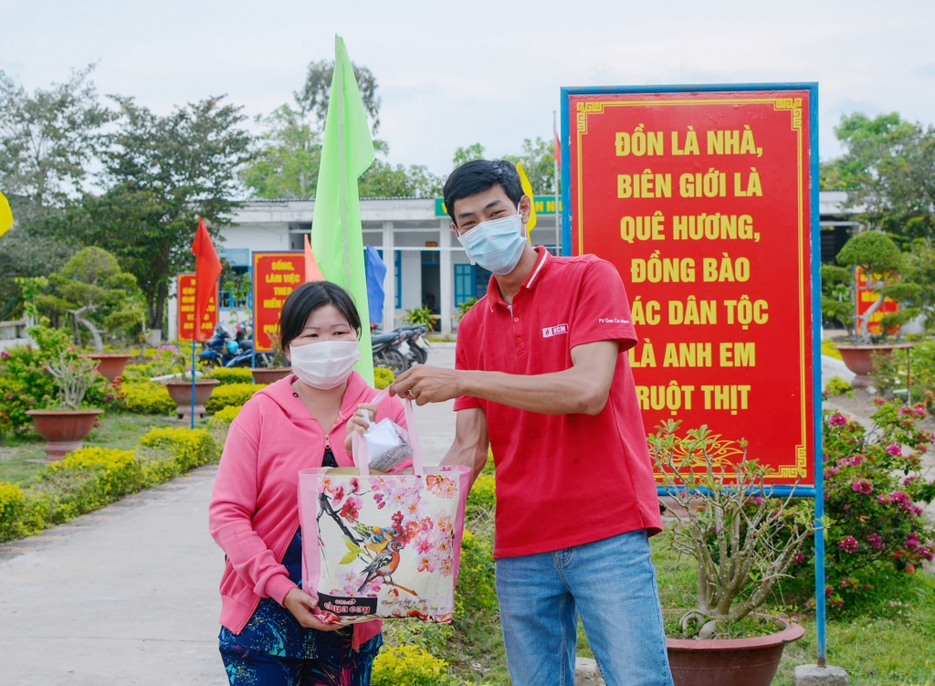 Đoàn Thanh niên KCM tặng quà cho các gia đình khó khăn 