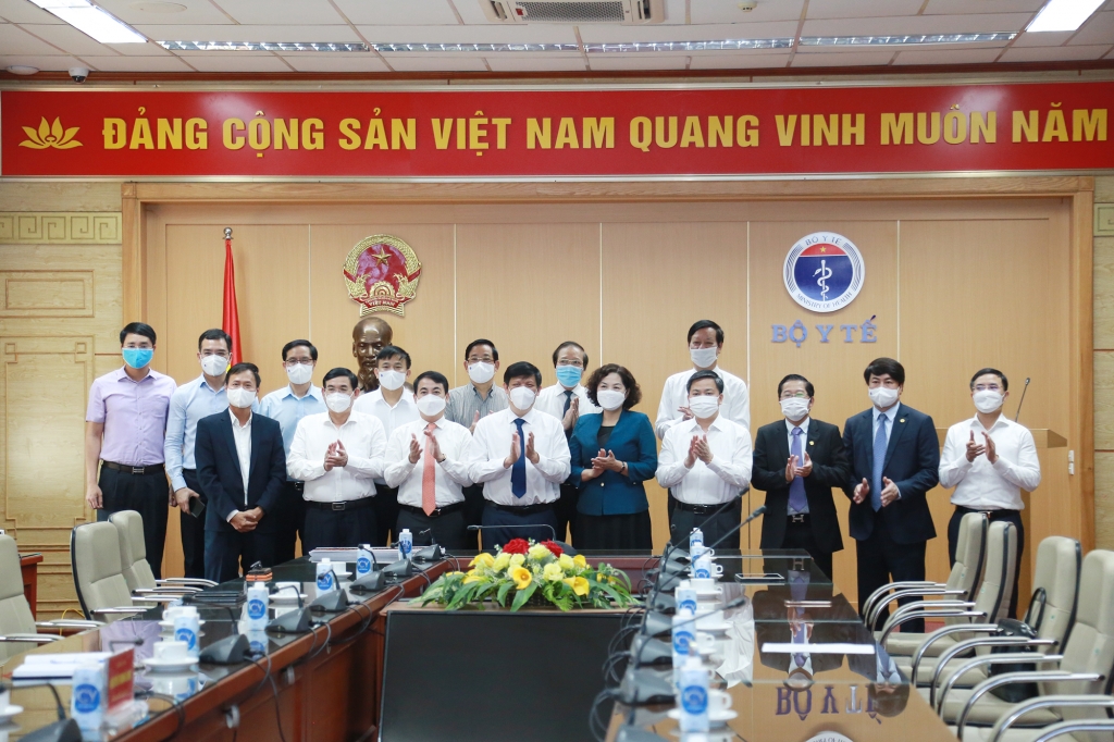 Các Ngân hàng Vietcombank, HDBank, Vietinbank, BIDV, Agribank, các tập đoàn Vingroup, Tập đoàn Sovico đã đóng góp hàng trăm tỷ đồng cho chương trình vaccine phòng Covid-19.