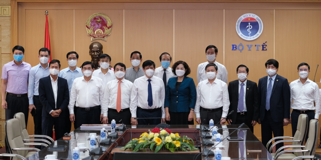 Bộ trưởng Bộ Y tế chụp ảnh cùng Thống đốc NHNN và Chủ tịch các Ngân hàng tham gia ủng hộ mua Vắc-Xin phòng COVID19