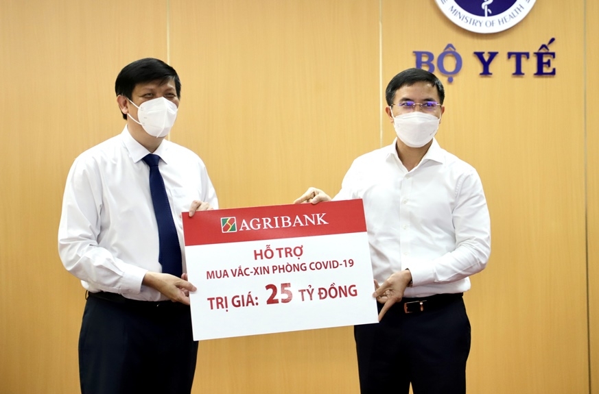 Chủ tịch HĐTV Agribank Phạm Đức Ấn trao hỗ trợ Quỹ mua vắc-xin phòng COVID-19