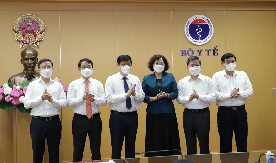Bộ trưởng Bộ Y tế, Thống đốc Ngân hàng Nhà nước chụp ảnh cùng đại diện 4 ngân hàng trao tặng kinh phí hỗ trợ