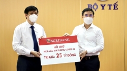 Agribank trao 25 tỷ đồng hỗ trợ Quỹ mua vắc-xin phòng Covid-19