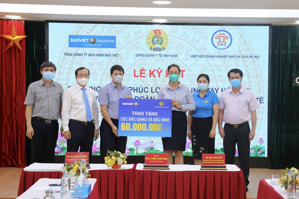   Đại diện Công đoàn Tập đoàn Bảo Việt đã trao tặng 60.000.000 đồng cho Trung tâm Kiểm soát Bệnh tật Bắc Giang và Trung tâm Kiểm soát Bệnh tật Bắc Ninh.