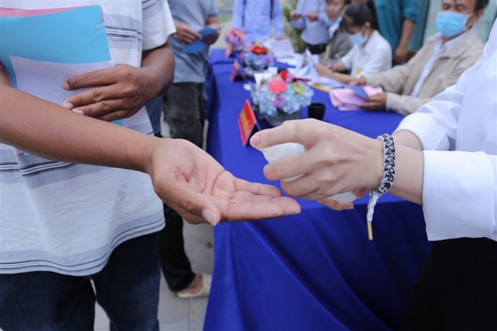 Các biện pháp sát khuẩn, giãn cách,... được thực hiện nghiêm ngặt. Hàng trăm cử tri đã lần lượt xếp hàng chờ tới lượt, phối hợp nhịp nhàng với ban tổ chức để đảm bảo an toàn trong mùa dịch và thành công cho đợt bầu cử