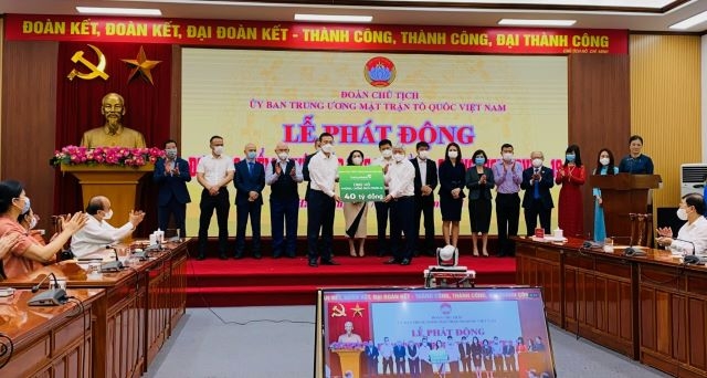 Đại diện Ban lãnh đạo Vietcombank, đồng chí Phạm Quang Dũng - Ủy viên BCH Đảng bộ Khối DNTƯ, Phó Bí thư Đảng ủy, Tổng giám đốc (bên trái) trao kinh phí ủng hộ phòng chống dịch Covid-19 cho đại diện Ủy ban Trung ương MTTQ Việt Nam