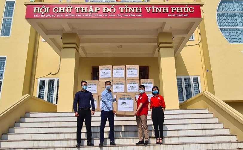 Đại diện BIM Land (thành viên Tập đoàn BIM Group) trao 1 triệu chiếc khẩu trang cho Hội Chữ thập đỏ tỉnh Vĩnh Phúc