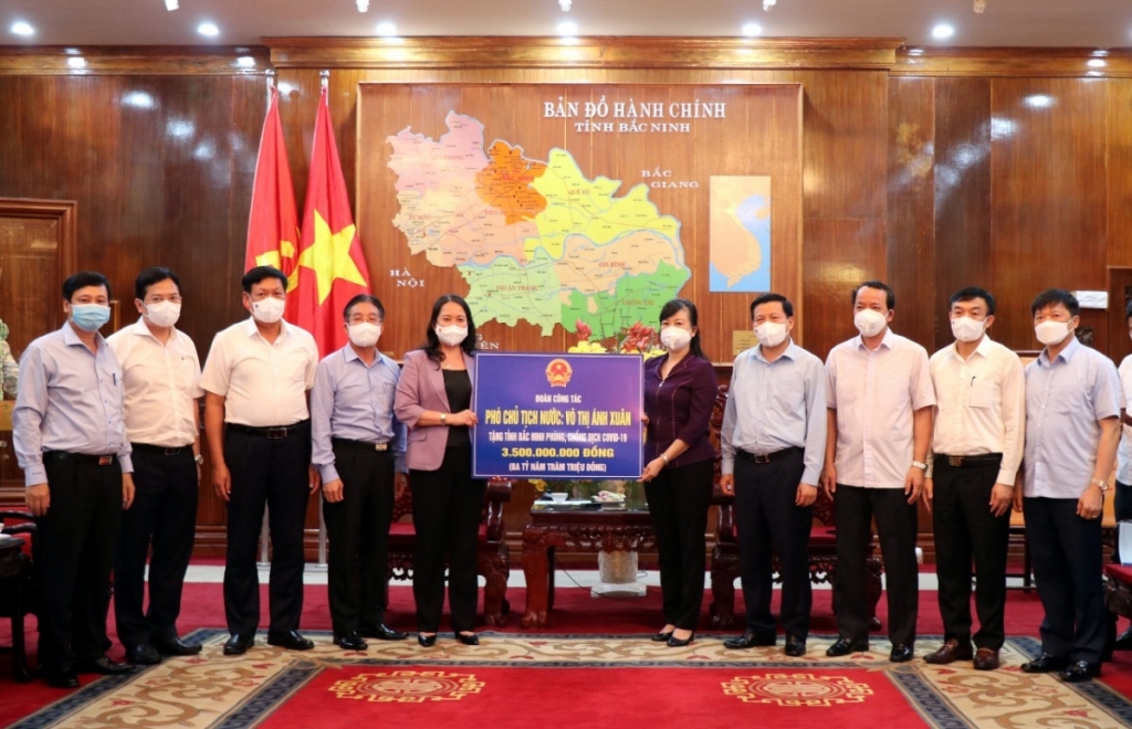 Phó Chủ tịch nước Võ Thị Ánh Xuân trao tiền ủng hộ tỉnh Bắc Ninh phòng, chống dịch Covid-19