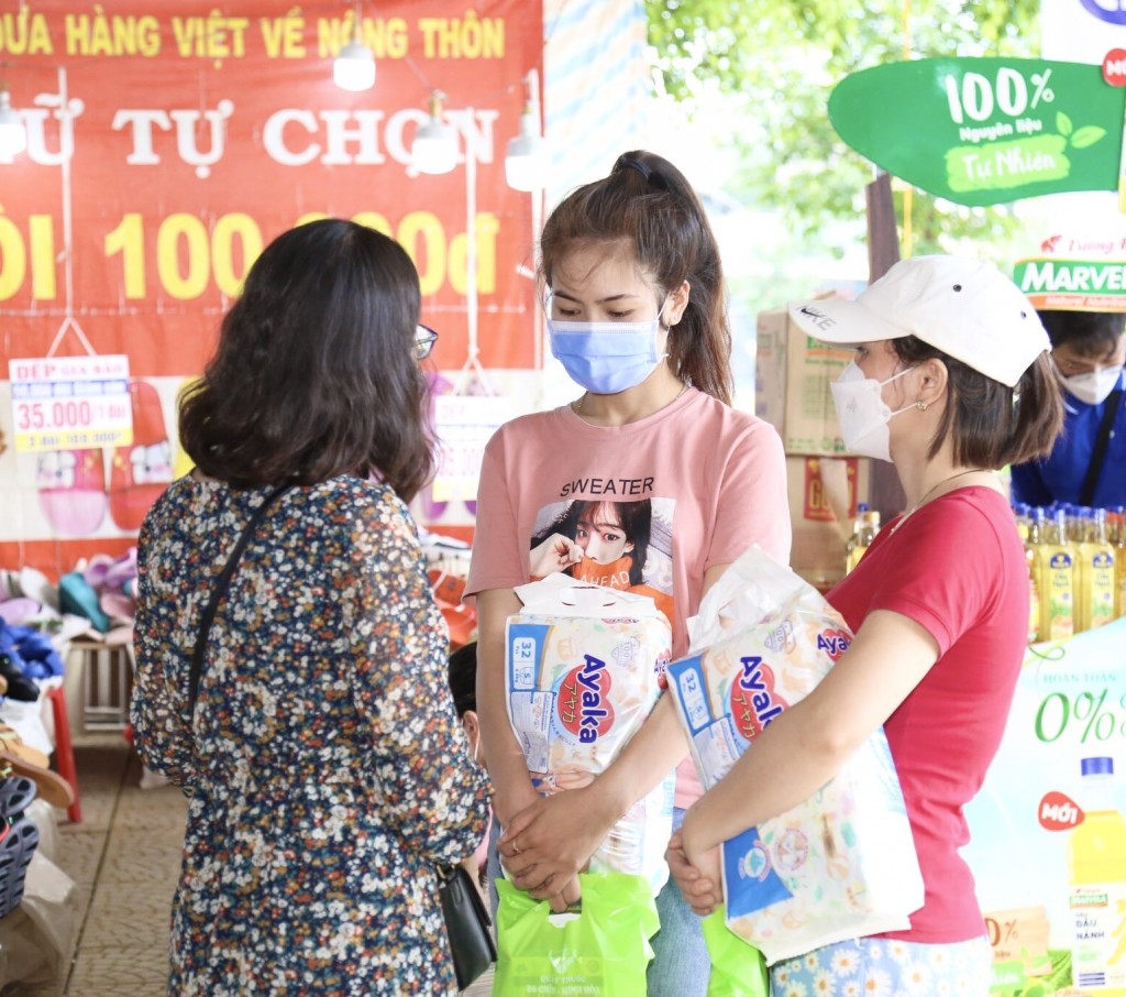 Chị Nguyễn Thị Liễu và Nguyễn Thị Duyên vui mừng khi nhận quà từ Nutifood