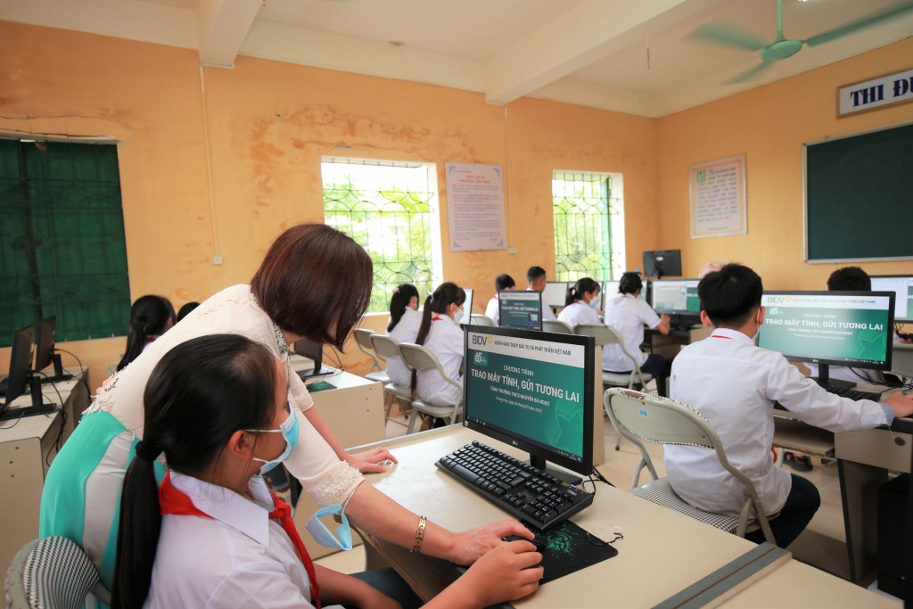 4. Phòng Máy vi tính tại Trường THCS Nguyễn Bá Ngọc do BIDV trao tặng