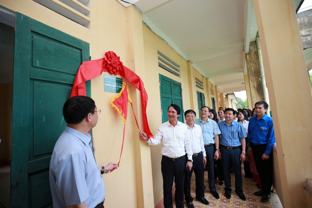 3. Ông Trần Long - Phó Tổng Giám đốc BIDV tại buổi lễ trao tặng máy tính