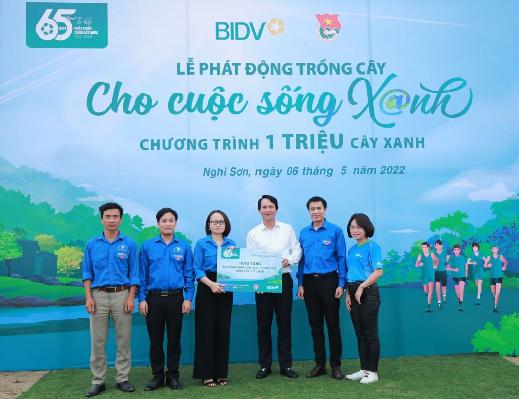 1. Ông Trần Long - Phó Tổng Giám đốc BIDV tại buổi lễ phát động trồng cây xanh