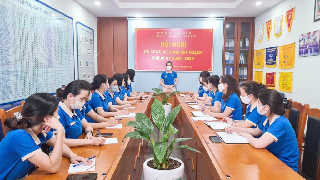 Đồng chí Chu Như Thủy - Bí thư chi bộ - Hiệu trưởng nhà trường chỉ đạo hội nghị