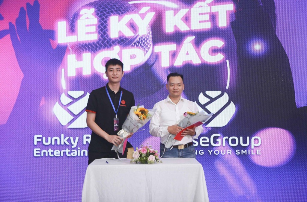 Đầu chương trình, đại diện Tập đoàn Hoa Hồng và đại diện Công ty Funky Rose Entertainment ký ghi nhớ tài trợ chương trình mùa 2 lên đến 3 tỷ đồng.