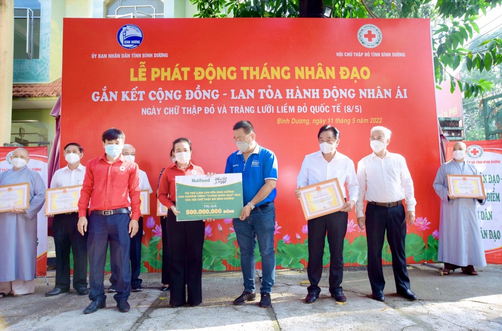 Đại diện Công ty CP Thực phẩm Dinh dưỡng Nutifood trao bảng tượng trưng hỗ trợ hàng ngàn phần quà dinh dưỡng trị giá 500 triệu đồng cho Hội Chữ thập đỏ tỉnh Bình Dương