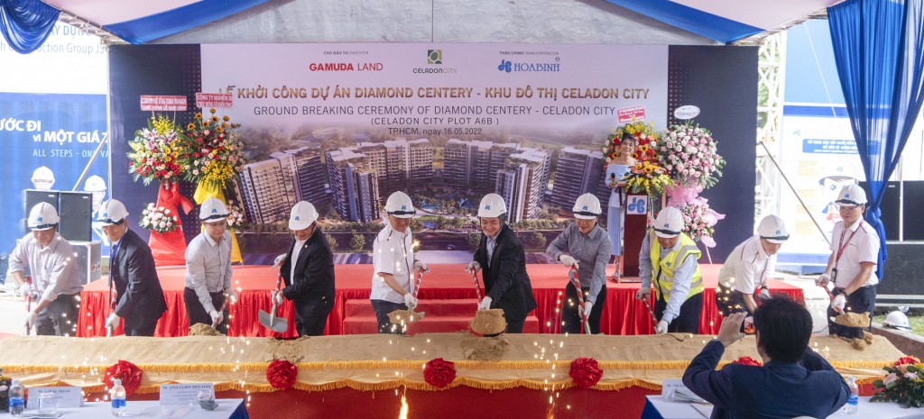 Các đại biểu tham dự thực hiện nghi thức khởi công