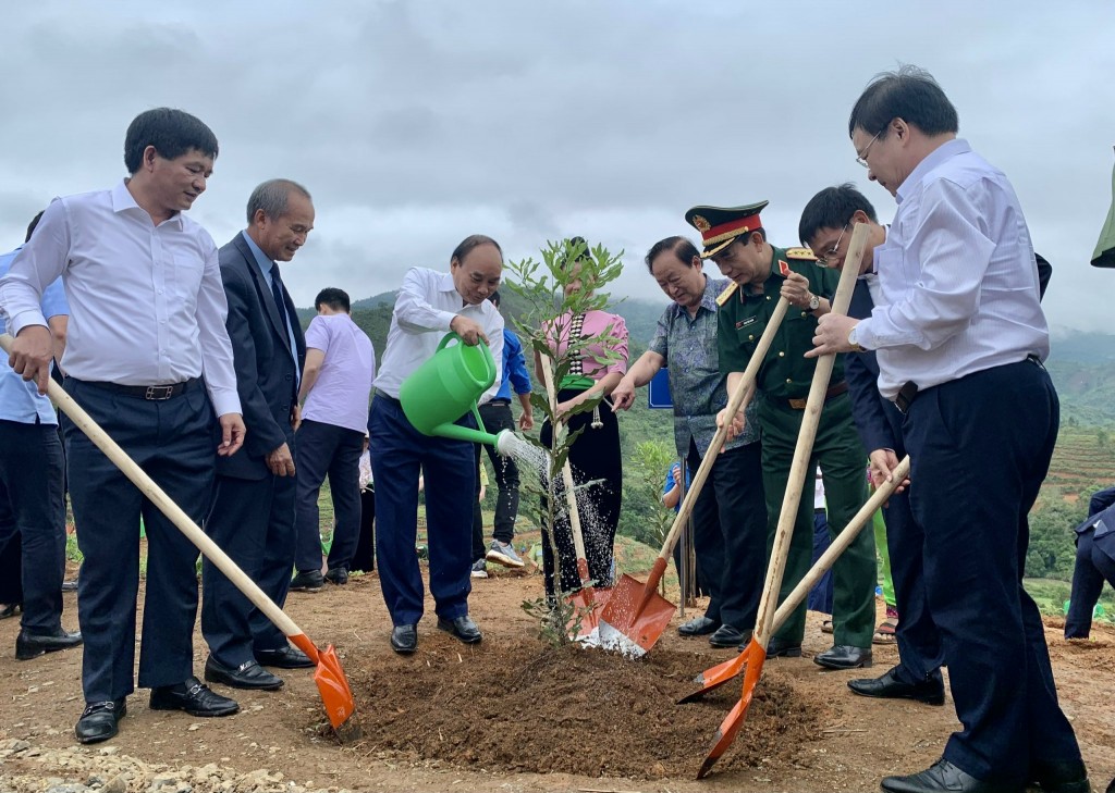 Chủ tịch nước Nguyễn Xuân Phúc tham gia trồng vườn cây mắc ca tại xã Nà Nhạn (TP.Điện Biên Phủ, tỉnh Điện Biên)