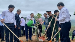 Chủ tịch nước Nguyễn Xuân Phúc cùng đồng bào trồng vườn cây mắc ca ở Điện Biên