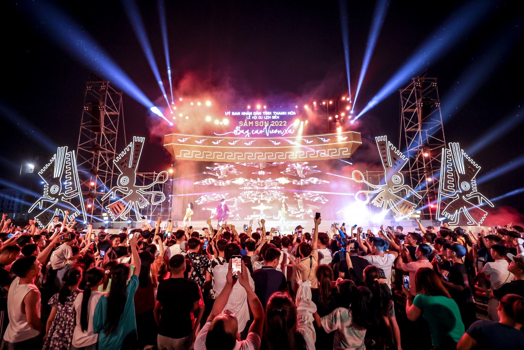 Sân khấu ngoài trời tại Quảng trường biển Sầm Sơn xóa bỏ khoảng cách giữa nghệ sỹ và khán giả