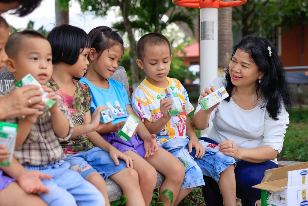 Quỹ sữa Vươn cao và Vinamilk trao tặng 1,9 triệu ly sữa cho trẻ em năm 2022