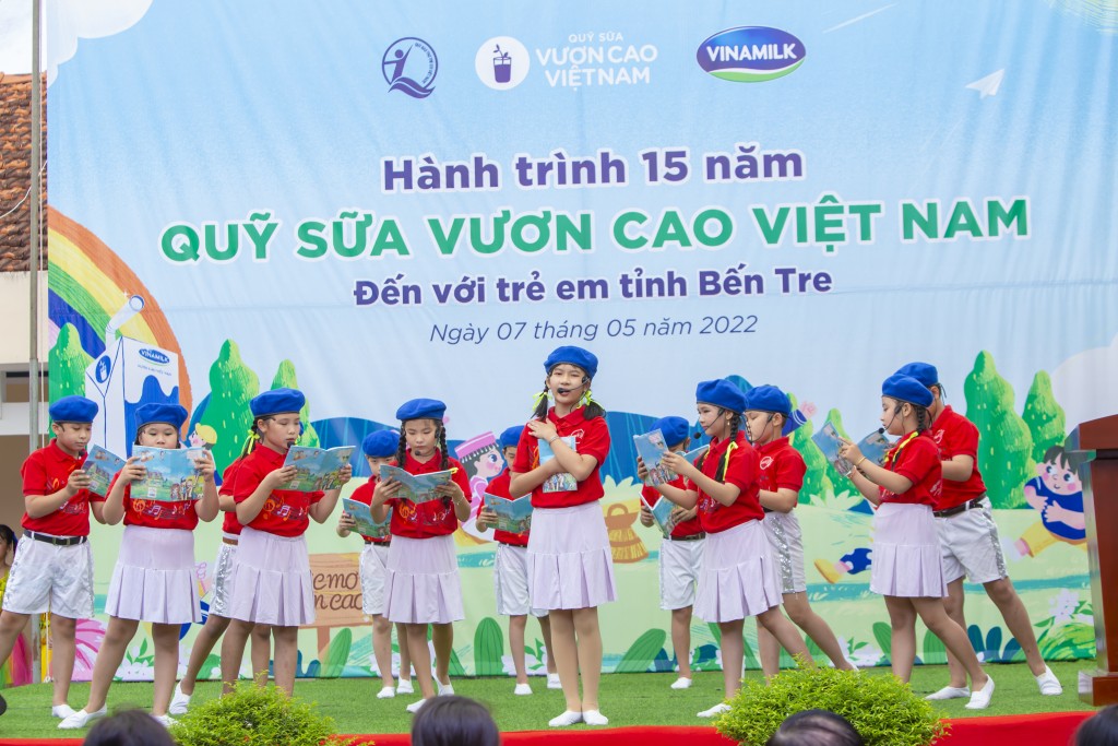 Nhiều tiết mục văn nghệ đáng yêu đã được các em học sinh biểu diễn dành tặng các đại biểu