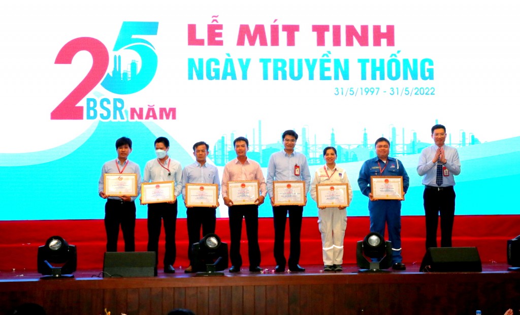 Trao thưởng thi đồng đội tại Hội thi Tay nghề BSR lần thứ VI.