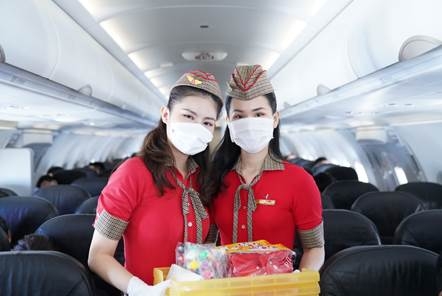 Các tiếp viên Vietjet chuẩn bị những món quà bất ngờ cho các hành khách nhí