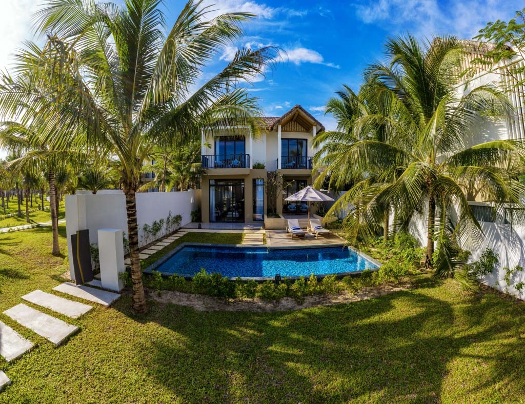 Biệt thự tại New World Phu Quoc Resort được thiết kế theo phong cách làng biển, với bể bơi riêng