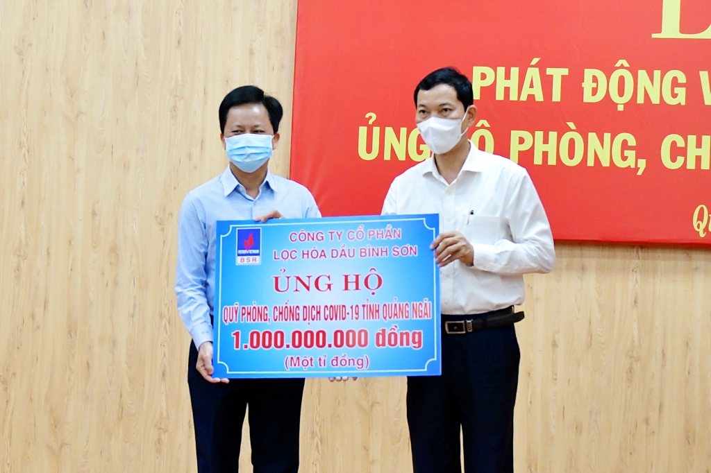 Chủ tịch HĐQT BSR Nguyễn Văn Hội thay mặt Công ty BSR trao bảng tượng trưng ủng hộ 1 tỷ đồng cho Quỹ phòng, chống dịch Covid-19 tỉnh Quảng Ngãi.