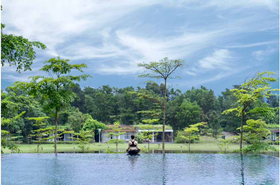 Trong hành trình trở về với tự nhiên, wellness tourism hỗ trợ tái tạo năng lượng thể chất đồng thời thư giãn và xoa dịu tinh thần, chữa lành tâm hồn sau những bộn bề, lo toan của cuộc sống hiện đại.