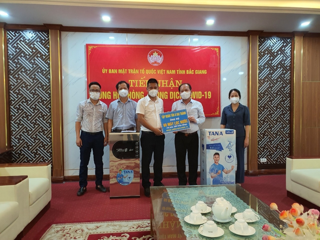 Đại diện tập đoàn Tân Á Đại Thành trao tặng máy lọc nước cho các bệnh viện tỉnh Bắc Giang