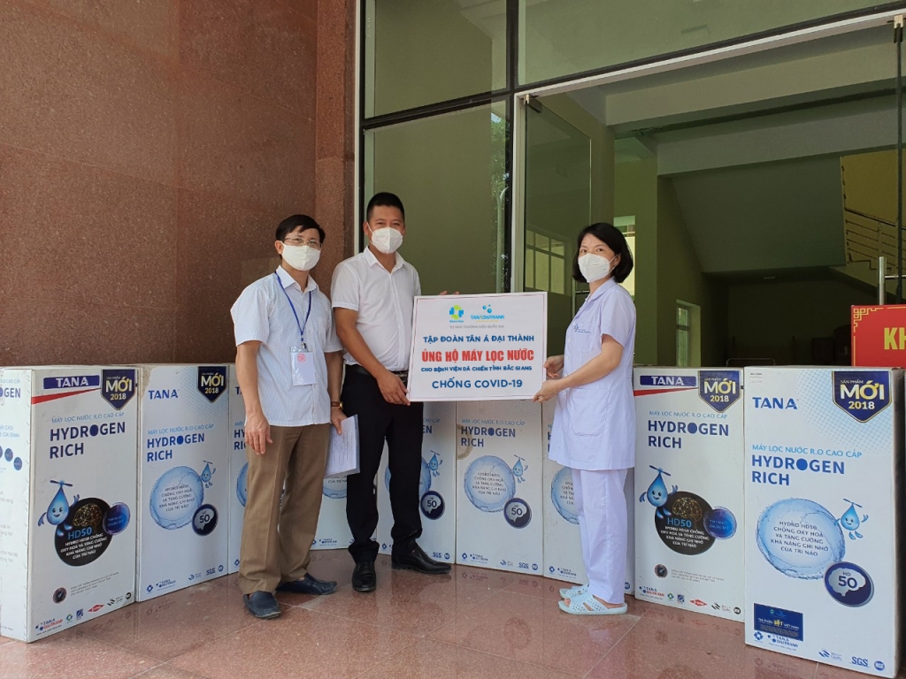 Đại diện Tập đoàn Tân Á Đại Thành trao tặng máy lọc nước cho Bệnh viện dã chiến tỉnh Bức Giang
