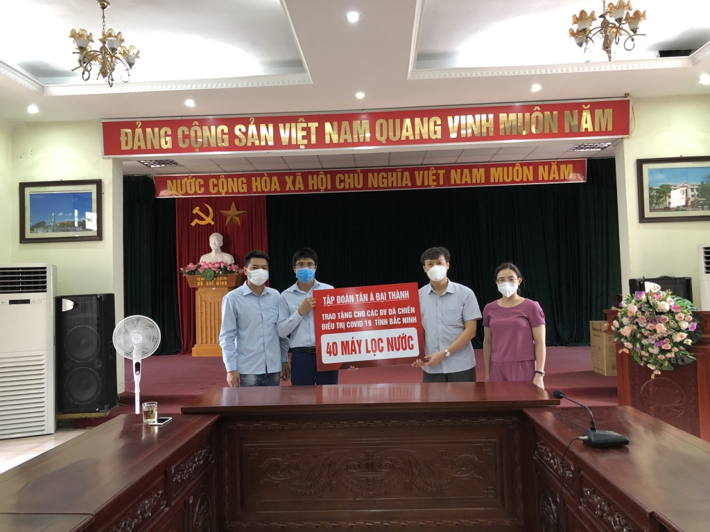 Đại diện tập đoàn Tân Á Đại Thành trao tặng máy lọc nước cho các bệnh viện tỉnh Bắc Giang