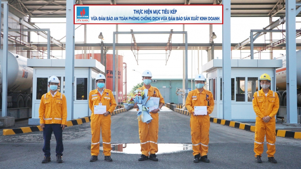 Lãnh đạo KVT khen thưởng “nóng” kỷ lục xuất LPG ngay tại Trạm nạp Thị Vải